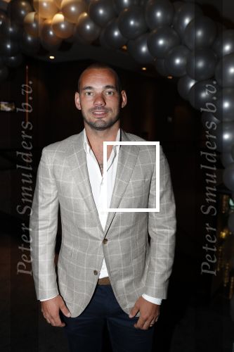 Utrecht 2 juni 2018
Gala van Wesley Sneijder in Hoptel v d Valk. Wesley kreeg een belangrijke onderscheiding van de gemeente Utrecht buit bhanden van Burgemeester Jan v Zanen. Yolanthe Sneijder Cabau v Kasbergen feliciteerde hem.