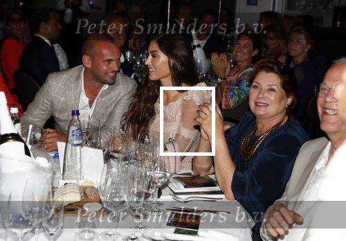 Utrecht 2 juni 2018
Gala van Wesley Sneijder in Hoptel v d Valk. Wesley kreeg een belangrijke onderscheiding van de gemeente Utrecht buit bhanden van Burgemeester Jan v Zanen. Yolanthe Sneijder Cabau v Kasbergen feliciteerde hem.