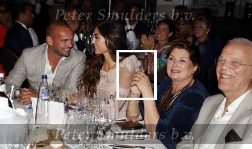 Utrecht 2 juni 2018
Gala van Wesley Sneijder in Hoptel v d Valk. Wesley kreeg een belangrijke onderscheiding van de gemeente Utrecht buit bhanden van Burgemeester Jan v Zanen. Yolanthe Sneijder Cabau v Kasbergen feliciteerde hem.