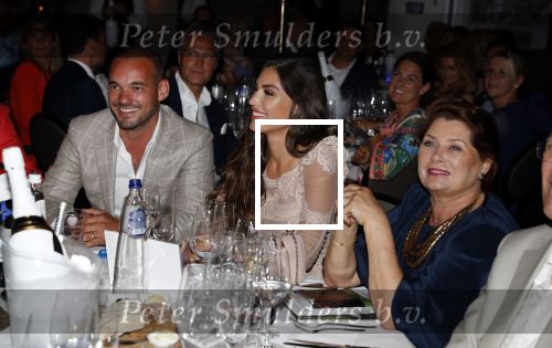 Utrecht 2 juni 2018
Gala van Wesley Sneijder in Hoptel v d Valk. Wesley kreeg een belangrijke onderscheiding van de gemeente Utrecht buit bhanden van Burgemeester Jan v Zanen. Yolanthe Sneijder Cabau v Kasbergen feliciteerde hem.