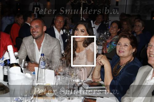 Utrecht 2 juni 2018
Gala van Wesley Sneijder in Hoptel v d Valk. Wesley kreeg een belangrijke onderscheiding van de gemeente Utrecht buit bhanden van Burgemeester Jan v Zanen. Yolanthe Sneijder Cabau v Kasbergen feliciteerde hem.