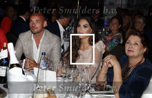 Utrecht 2 juni 2018
Gala van Wesley Sneijder in Hoptel v d Valk. Wesley kreeg een belangrijke onderscheiding van de gemeente Utrecht buit bhanden van Burgemeester Jan v Zanen. Yolanthe Sneijder Cabau v Kasbergen feliciteerde hem.