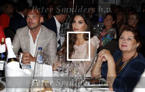 Utrecht 2 juni 2018
Gala van Wesley Sneijder in Hoptel v d Valk. Wesley kreeg een belangrijke onderscheiding van de gemeente Utrecht buit bhanden van Burgemeester Jan v Zanen. Yolanthe Sneijder Cabau v Kasbergen feliciteerde hem.