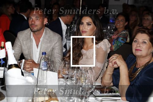 Utrecht 2 juni 2018
Gala van Wesley Sneijder in Hoptel v d Valk. Wesley kreeg een belangrijke onderscheiding van de gemeente Utrecht buit bhanden van Burgemeester Jan v Zanen. Yolanthe Sneijder Cabau v Kasbergen feliciteerde hem.