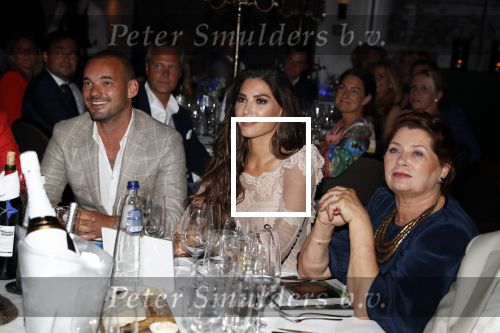 Utrecht 2 juni 2018
Gala van Wesley Sneijder in Hoptel v d Valk. Wesley kreeg een belangrijke onderscheiding van de gemeente Utrecht buit bhanden van Burgemeester Jan v Zanen. Yolanthe Sneijder Cabau v Kasbergen feliciteerde hem.
