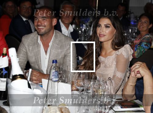 Utrecht 2 juni 2018
Gala van Wesley Sneijder in Hoptel v d Valk. Wesley kreeg een belangrijke onderscheiding van de gemeente Utrecht buit bhanden van Burgemeester Jan v Zanen. Yolanthe Sneijder Cabau v Kasbergen feliciteerde hem.