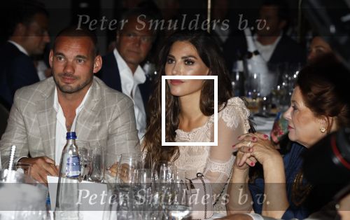 Utrecht 2 juni 2018
Gala van Wesley Sneijder in Hoptel v d Valk. Wesley kreeg een belangrijke onderscheiding van de gemeente Utrecht buit bhanden van Burgemeester Jan v Zanen. Yolanthe Sneijder Cabau v Kasbergen feliciteerde hem.