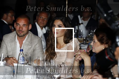 Utrecht 2 juni 2018
Gala van Wesley Sneijder in Hoptel v d Valk. Wesley kreeg een belangrijke onderscheiding van de gemeente Utrecht buit bhanden van Burgemeester Jan v Zanen. Yolanthe Sneijder Cabau v Kasbergen feliciteerde hem.