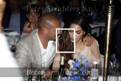 Utrecht 2 juni 2018
Gala van Wesley Sneijder in Hoptel v d Valk. Wesley kreeg een belangrijke onderscheiding van de gemeente Utrecht buit bhanden van Burgemeester Jan v Zanen. Yolanthe Sneijder Cabau v Kasbergen feliciteerde hem.