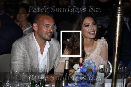 Utrecht 2 juni 2018
Gala van Wesley Sneijder in Hoptel v d Valk. Wesley kreeg een belangrijke onderscheiding van de gemeente Utrecht buit bhanden van Burgemeester Jan v Zanen. Yolanthe Sneijder Cabau v Kasbergen feliciteerde hem.