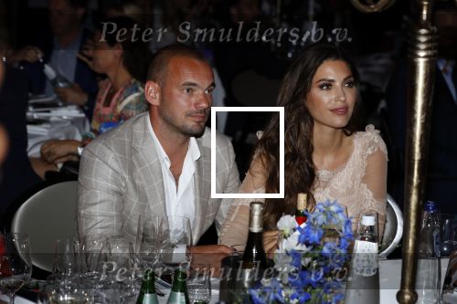 Utrecht 2 juni 2018
Gala van Wesley Sneijder in Hoptel v d Valk. Wesley kreeg een belangrijke onderscheiding van de gemeente Utrecht buit bhanden van Burgemeester Jan v Zanen. Yolanthe Sneijder Cabau v Kasbergen feliciteerde hem.