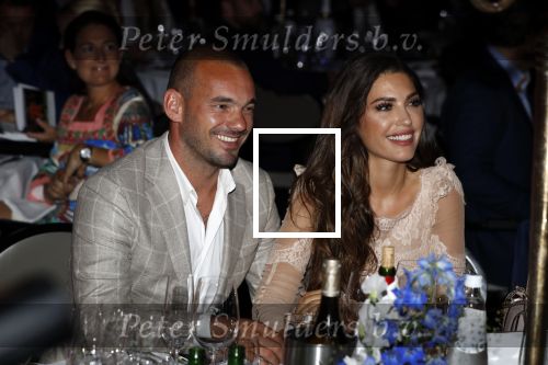 Utrecht 2 juni 2018
Gala van Wesley Sneijder in Hoptel v d Valk. Wesley kreeg een belangrijke onderscheiding van de gemeente Utrecht buit bhanden van Burgemeester Jan v Zanen. Yolanthe Sneijder Cabau v Kasbergen feliciteerde hem.