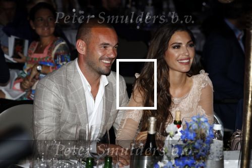 Utrecht 2 juni 2018
Gala van Wesley Sneijder in Hoptel v d Valk. Wesley kreeg een belangrijke onderscheiding van de gemeente Utrecht buit bhanden van Burgemeester Jan v Zanen. Yolanthe Sneijder Cabau v Kasbergen feliciteerde hem.