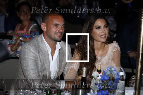 Utrecht 2 juni 2018
Gala van Wesley Sneijder in Hoptel v d Valk. Wesley kreeg een belangrijke onderscheiding van de gemeente Utrecht buit bhanden van Burgemeester Jan v Zanen. Yolanthe Sneijder Cabau v Kasbergen feliciteerde hem.