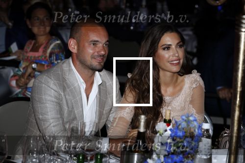 Utrecht 2 juni 2018
Gala van Wesley Sneijder in Hoptel v d Valk. Wesley kreeg een belangrijke onderscheiding van de gemeente Utrecht buit bhanden van Burgemeester Jan v Zanen. Yolanthe Sneijder Cabau v Kasbergen feliciteerde hem.