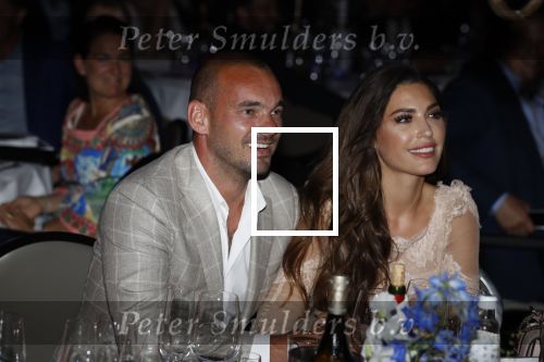 Utrecht 2 juni 2018
Gala van Wesley Sneijder in Hoptel v d Valk. Wesley kreeg een belangrijke onderscheiding van de gemeente Utrecht buit bhanden van Burgemeester Jan v Zanen. Yolanthe Sneijder Cabau v Kasbergen feliciteerde hem.