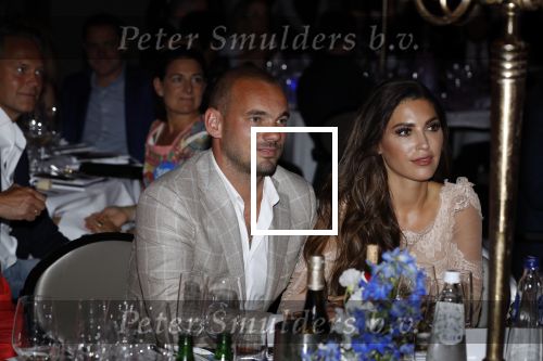 Utrecht 2 juni 2018
Gala van Wesley Sneijder in Hoptel v d Valk. Wesley kreeg een belangrijke onderscheiding van de gemeente Utrecht buit bhanden van Burgemeester Jan v Zanen. Yolanthe Sneijder Cabau v Kasbergen feliciteerde hem.
