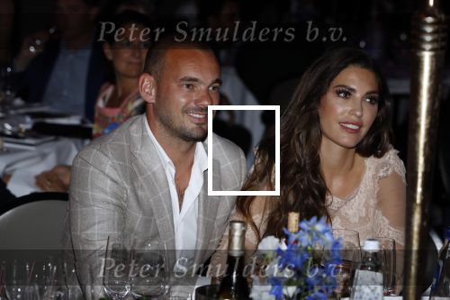 Utrecht 2 juni 2018
Gala van Wesley Sneijder in Hoptel v d Valk. Wesley kreeg een belangrijke onderscheiding van de gemeente Utrecht buit bhanden van Burgemeester Jan v Zanen. Yolanthe Sneijder Cabau v Kasbergen feliciteerde hem.