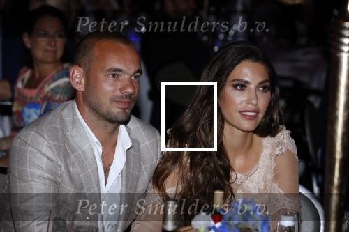 Utrecht 2 juni 2018
Gala van Wesley Sneijder in Hoptel v d Valk. Wesley kreeg een belangrijke onderscheiding van de gemeente Utrecht buit bhanden van Burgemeester Jan v Zanen. Yolanthe Sneijder Cabau v Kasbergen feliciteerde hem.