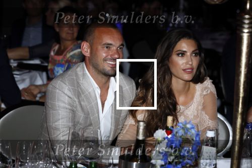 Utrecht 2 juni 2018
Gala van Wesley Sneijder in Hoptel v d Valk. Wesley kreeg een belangrijke onderscheiding van de gemeente Utrecht buit bhanden van Burgemeester Jan v Zanen. Yolanthe Sneijder Cabau v Kasbergen feliciteerde hem.