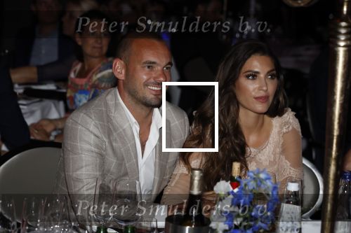 Utrecht 2 juni 2018
Gala van Wesley Sneijder in Hoptel v d Valk. Wesley kreeg een belangrijke onderscheiding van de gemeente Utrecht buit bhanden van Burgemeester Jan v Zanen. Yolanthe Sneijder Cabau v Kasbergen feliciteerde hem.