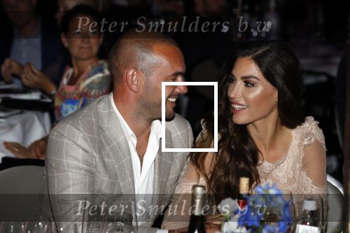 Utrecht 2 juni 2018
Gala van Wesley Sneijder in Hoptel v d Valk. Wesley kreeg een belangrijke onderscheiding van de gemeente Utrecht buit bhanden van Burgemeester Jan v Zanen. Yolanthe Sneijder Cabau v Kasbergen feliciteerde hem.