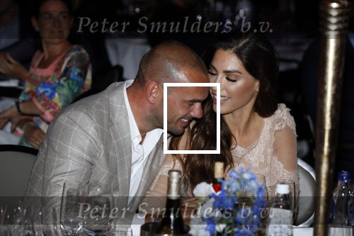Utrecht 2 juni 2018
Gala van Wesley Sneijder in Hoptel v d Valk. Wesley kreeg een belangrijke onderscheiding van de gemeente Utrecht buit bhanden van Burgemeester Jan v Zanen. Yolanthe Sneijder Cabau v Kasbergen feliciteerde hem.