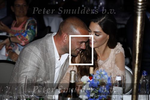 Utrecht 2 juni 2018
Gala van Wesley Sneijder in Hoptel v d Valk. Wesley kreeg een belangrijke onderscheiding van de gemeente Utrecht buit bhanden van Burgemeester Jan v Zanen. Yolanthe Sneijder Cabau v Kasbergen feliciteerde hem.