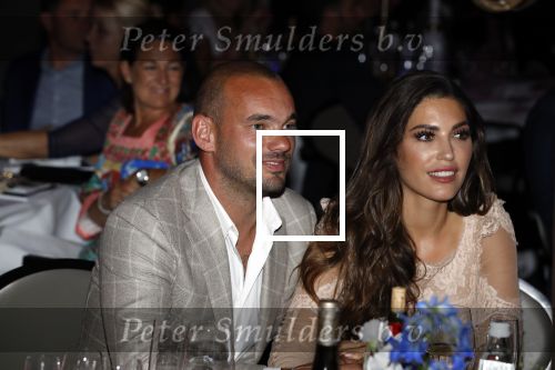 Utrecht 2 juni 2018
Gala van Wesley Sneijder in Hoptel v d Valk. Wesley kreeg een belangrijke onderscheiding van de gemeente Utrecht buit bhanden van Burgemeester Jan v Zanen. Yolanthe Sneijder Cabau v Kasbergen feliciteerde hem.