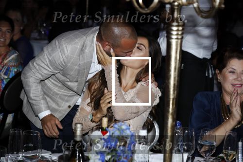 Utrecht 2 juni 2018
Gala van Wesley Sneijder in Hoptel v d Valk. Wesley kreeg een belangrijke onderscheiding van de gemeente Utrecht buit bhanden van Burgemeester Jan v Zanen. Yolanthe Sneijder Cabau v Kasbergen feliciteerde hem.