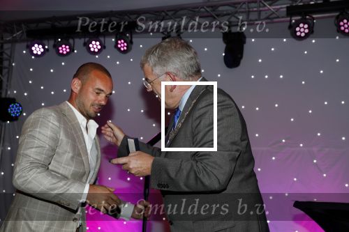 Utrecht 2 juni 2018
Gala van Wesley Sneijder in Hoptel v d Valk. Wesley kreeg een belangrijke onderscheiding van de gemeente Utrecht buit bhanden van Burgemeester Jan v Zanen. Yolanthe Sneijder Cabau v Kasbergen feliciteerde hem.