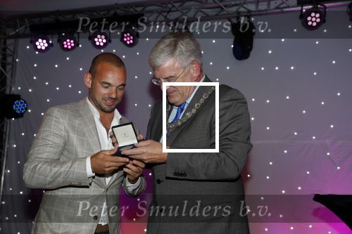 Utrecht 2 juni 2018
Gala van Wesley Sneijder in Hoptel v d Valk. Wesley kreeg een belangrijke onderscheiding van de gemeente Utrecht buit bhanden van Burgemeester Jan v Zanen. Yolanthe Sneijder Cabau v Kasbergen feliciteerde hem.
