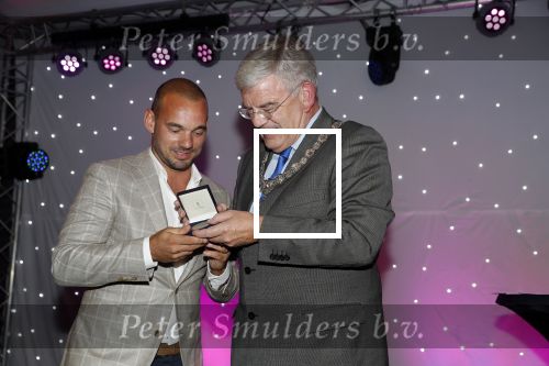 Utrecht 2 juni 2018
Gala van Wesley Sneijder in Hoptel v d Valk. Wesley kreeg een belangrijke onderscheiding van de gemeente Utrecht buit bhanden van Burgemeester Jan v Zanen. Yolanthe Sneijder Cabau v Kasbergen feliciteerde hem.
