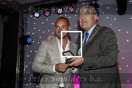 Utrecht 2 juni 2018
Gala van Wesley Sneijder in Hoptel v d Valk. Wesley kreeg een belangrijke onderscheiding van de gemeente Utrecht buit bhanden van Burgemeester Jan v Zanen. Yolanthe Sneijder Cabau v Kasbergen feliciteerde hem.