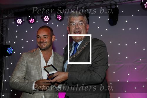 Utrecht 2 juni 2018
Gala van Wesley Sneijder in Hoptel v d Valk. Wesley kreeg een belangrijke onderscheiding van de gemeente Utrecht buit bhanden van Burgemeester Jan v Zanen. Yolanthe Sneijder Cabau v Kasbergen feliciteerde hem.