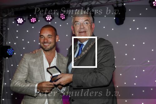 Utrecht 2 juni 2018
Gala van Wesley Sneijder in Hoptel v d Valk. Wesley kreeg een belangrijke onderscheiding van de gemeente Utrecht buit bhanden van Burgemeester Jan v Zanen. Yolanthe Sneijder Cabau v Kasbergen feliciteerde hem.