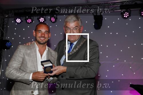 Utrecht 2 juni 2018
Gala van Wesley Sneijder in Hoptel v d Valk. Wesley kreeg een belangrijke onderscheiding van de gemeente Utrecht buit bhanden van Burgemeester Jan v Zanen. Yolanthe Sneijder Cabau v Kasbergen feliciteerde hem.