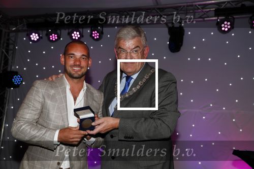 Utrecht 2 juni 2018
Gala van Wesley Sneijder in Hoptel v d Valk. Wesley kreeg een belangrijke onderscheiding van de gemeente Utrecht buit bhanden van Burgemeester Jan v Zanen. Yolanthe Sneijder Cabau v Kasbergen feliciteerde hem.