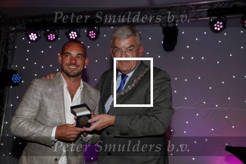 Utrecht 2 juni 2018
Gala van Wesley Sneijder in Hoptel v d Valk. Wesley kreeg een belangrijke onderscheiding van de gemeente Utrecht buit bhanden van Burgemeester Jan v Zanen. Yolanthe Sneijder Cabau v Kasbergen feliciteerde hem.
