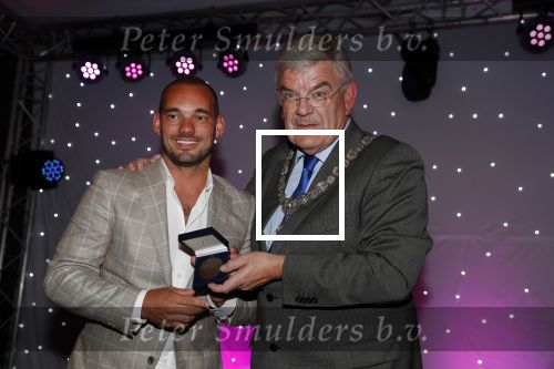 Utrecht 2 juni 2018
Gala van Wesley Sneijder in Hoptel v d Valk. Wesley kreeg een belangrijke onderscheiding van de gemeente Utrecht buit bhanden van Burgemeester Jan v Zanen. Yolanthe Sneijder Cabau v Kasbergen feliciteerde hem.