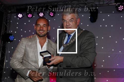 Utrecht 2 juni 2018
Gala van Wesley Sneijder in Hoptel v d Valk. Wesley kreeg een belangrijke onderscheiding van de gemeente Utrecht buit bhanden van Burgemeester Jan v Zanen. Yolanthe Sneijder Cabau v Kasbergen feliciteerde hem.