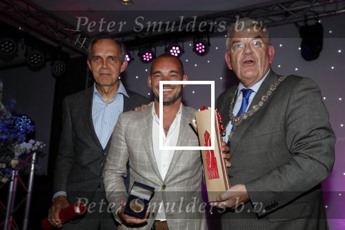 Utrecht 2 juni 2018
Gala van Wesley Sneijder in Hoptel v d Valk. Wesley kreeg een belangrijke onderscheiding van de gemeente Utrecht buit bhanden van Burgemeester Jan v Zanen. Yolanthe Sneijder Cabau v Kasbergen feliciteerde hem.
