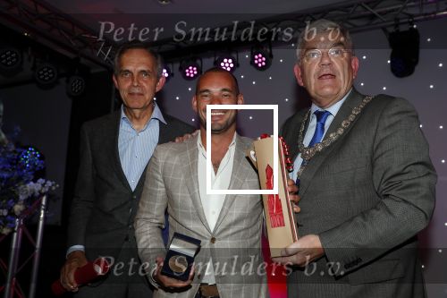 Utrecht 2 juni 2018
Gala van Wesley Sneijder in Hoptel v d Valk. Wesley kreeg een belangrijke onderscheiding van de gemeente Utrecht buit bhanden van Burgemeester Jan v Zanen. Yolanthe Sneijder Cabau v Kasbergen feliciteerde hem.