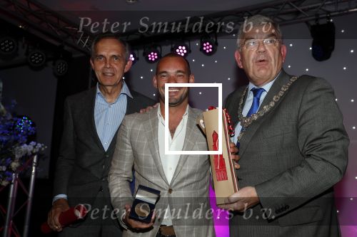 Utrecht 2 juni 2018
Gala van Wesley Sneijder in Hoptel v d Valk. Wesley kreeg een belangrijke onderscheiding van de gemeente Utrecht buit bhanden van Burgemeester Jan v Zanen. Yolanthe Sneijder Cabau v Kasbergen feliciteerde hem.