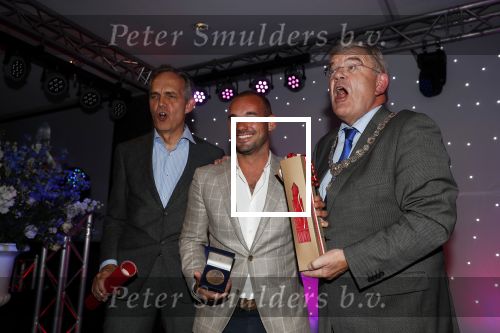 Utrecht 2 juni 2018
Gala van Wesley Sneijder in Hoptel v d Valk. Wesley kreeg een belangrijke onderscheiding van de gemeente Utrecht buit bhanden van Burgemeester Jan v Zanen. Yolanthe Sneijder Cabau v Kasbergen feliciteerde hem.