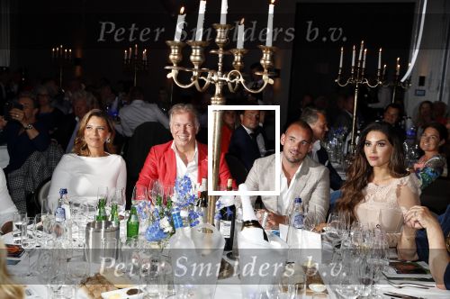 Utrecht 2 juni 2018
Gala van Wesley Sneijder in Hoptel v d Valk. Wesley kreeg een belangrijke onderscheiding van de gemeente Utrecht buit bhanden van Burgemeester Jan v Zanen. Yolanthe Sneijder Cabau v Kasbergen feliciteerde hem. Marcel Boekhoorn en Rebecca Cabau