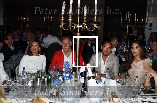 Utrecht 2 juni 2018
Gala van Wesley Sneijder in Hoptel v d Valk. Wesley kreeg een belangrijke onderscheiding van de gemeente Utrecht buit bhanden van Burgemeester Jan v Zanen. Yolanthe Sneijder Cabau v Kasbergen feliciteerde hem. Marcel Boekhoorn en Rebecca Cabau