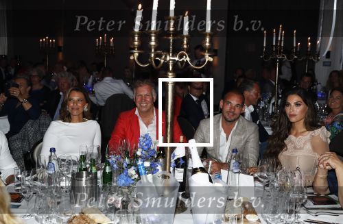 Utrecht 2 juni 2018
Gala van Wesley Sneijder in Hoptel v d Valk. Wesley kreeg een belangrijke onderscheiding van de gemeente Utrecht buit bhanden van Burgemeester Jan v Zanen. Yolanthe Sneijder Cabau v Kasbergen feliciteerde hem. Marcel Boekhoorn en Rebecca Cabau