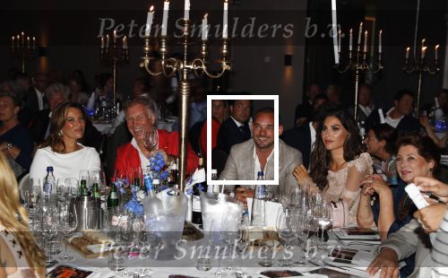 Utrecht 2 juni 2018
Gala van Wesley Sneijder in Hoptel v d Valk. Wesley kreeg een belangrijke onderscheiding van de gemeente Utrecht buit bhanden van Burgemeester Jan v Zanen. Yolanthe Sneijder Cabau v Kasbergen feliciteerde hem. Marcel Boekhoorn en Rebecca Cabau