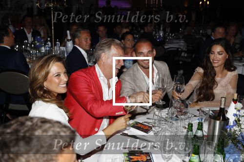 Utrecht 2 juni 2018
Gala van Wesley Sneijder in Hoptel v d Valk. Wesley kreeg een belangrijke onderscheiding van de gemeente Utrecht buit bhanden van Burgemeester Jan v Zanen. Yolanthe Sneijder Cabau v Kasbergen feliciteerde hem. Marcel Boekhoorn en Rebecca Cabau